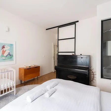 Gallery Design Apartment In Trendy Holesovice Area * Πράγα